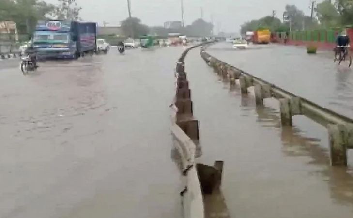 बेमौसम बारिश से भी 'दिल्ली' में जलजमाव, सड़कें बनी दरिया, दिल्ली-गुरुग्राम एक्सप्रेस-वे पर लगा जाम