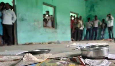 बंगाल: मिड डे मील में निकला मरा हुआ सांप, खाने खाने के बाद कई बच्चे बीमार, अस्पताल में भर्ती