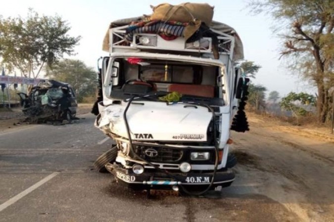 రోడ్డు ప్రమాదం: 1 మృతి, 2 గురు గాయపడ్డారు భరత్ పూర్ లో కారు-ట్రక్కు ఢీ