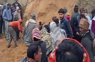 बुलंदशहर में दुखद हादसा, मिट्टी खोद रहे लोगों पर गिरा टीला, 1 महिला की मौत