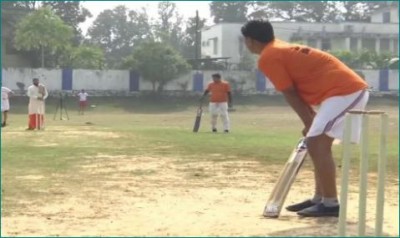 Wearing dhoti-kurta pandits played cricket, Sanskrit commentary
