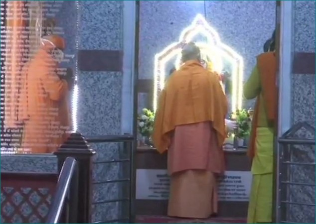 మకర సంక్రాంతికి గోరఖ్‌పూర్ ఆలయంలో ఖిచ్ది ఇవ్వడానికి అప్ కామ్