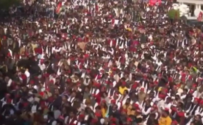 सपा की वर्चुअल रैली में उड़ी कोरोना की धज्जियाँ, चुनाव आयोग की रोक के बावजूद जुटे हज़ारों लोग