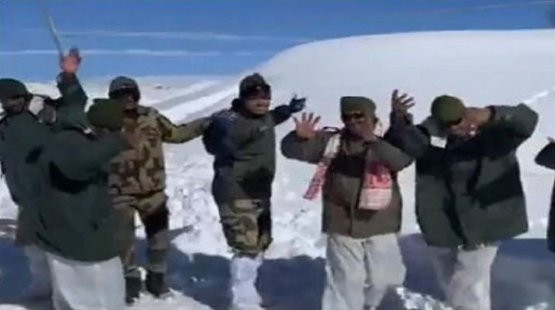 भारी बर्फबारी में BSF जवानों ने किया डांस, वीडियो ने इंटरनेट पर बाँधा समां