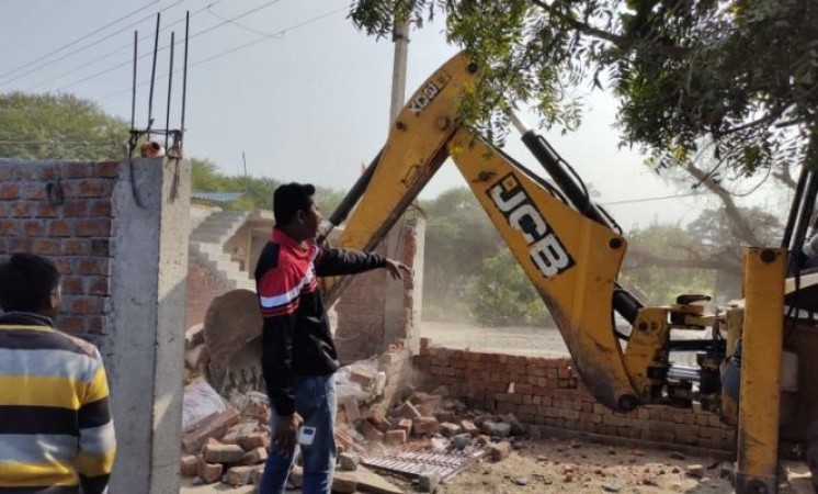 ఉజ్జయినిలో మద్యం అక్రమ రవాణా దారుని ఇల్లు కూల్చివేత