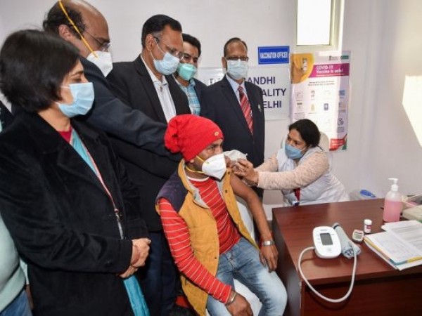 కరోనా వ్యాక్సినేషన్: ఢిల్లీలో 4300 మంది ఆరోగ్య కార్యకర్తలకు వ్యాక్సినేషన్ అందచేయబడింది