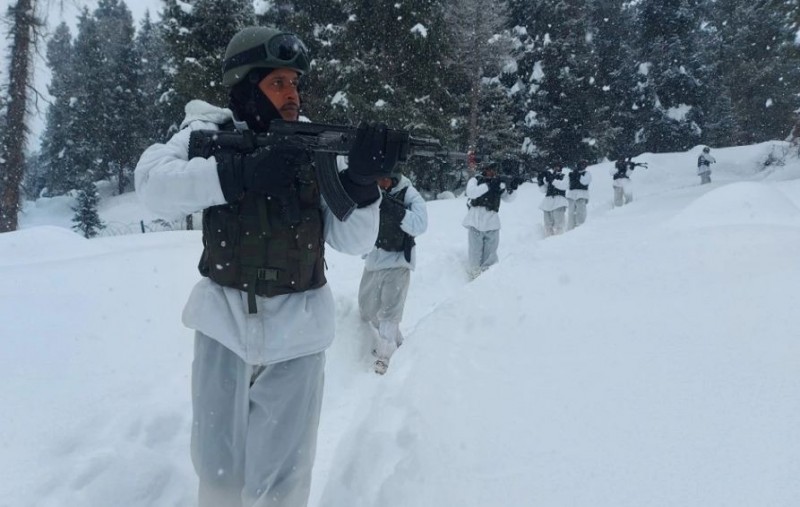 Even in the severe snowfall, 'keepers of the country' are ready on border, see photos