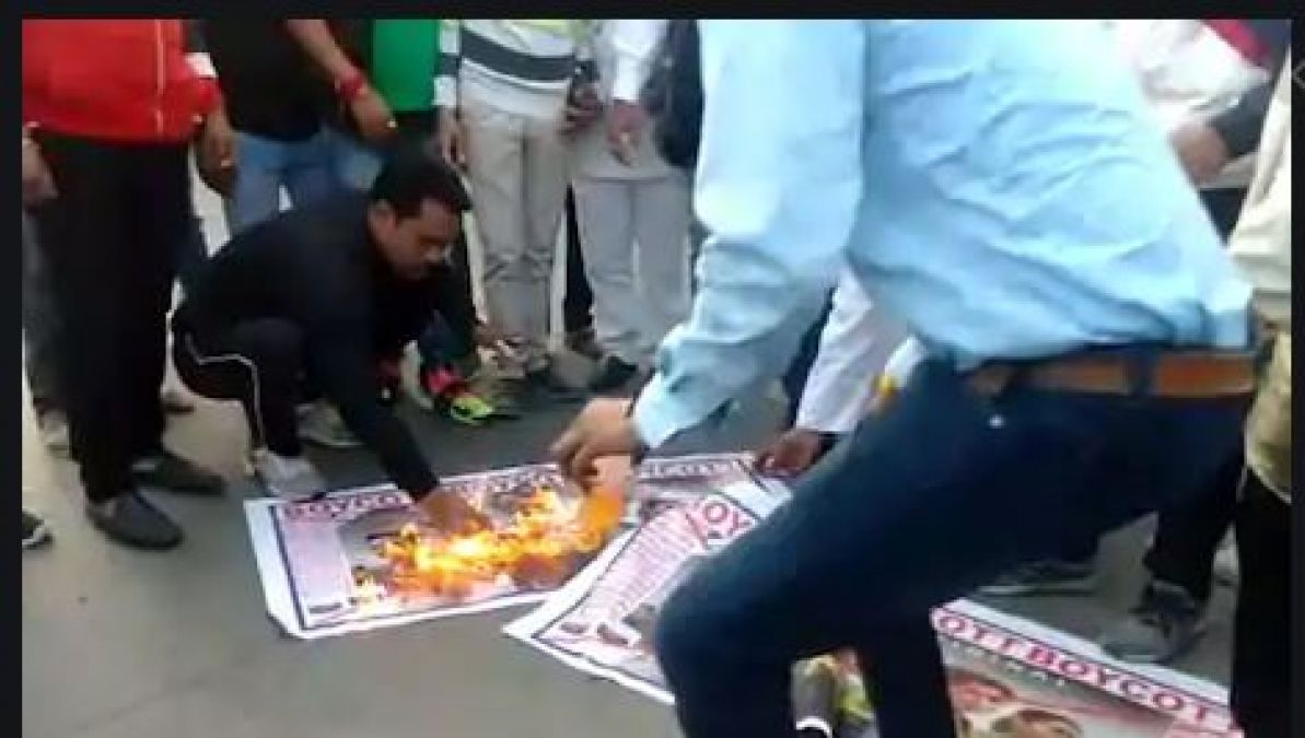 ఇండోర్: వెబ్ సిరీస్ 'తాండవ్'కు వ్యతిరేకంగా నిరసన వ్యక్తం చేస్తున్న ప్రజలు