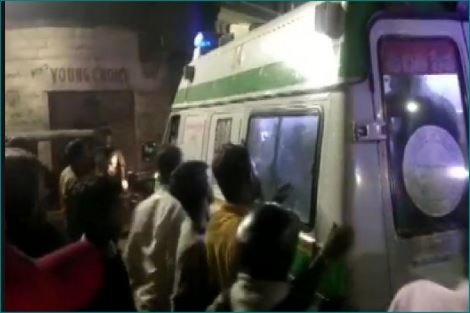 హైదరాబాద్: సిలిండర్ పేలి 13 మంది గాయపడ్డారు.