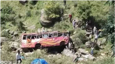 जम्मू कश्मीर: कठुआ में दर्दनाक हादसा, यात्रियों से भरी बस खाई में गिरी, 5 की मौत