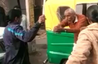 हाथ जोड़कर गिड़गिड़ाता रहा बुजुर्ग, लाठियां बरसाती रहीं 2 लेडी कांस्टेबल, बिहार की घटना