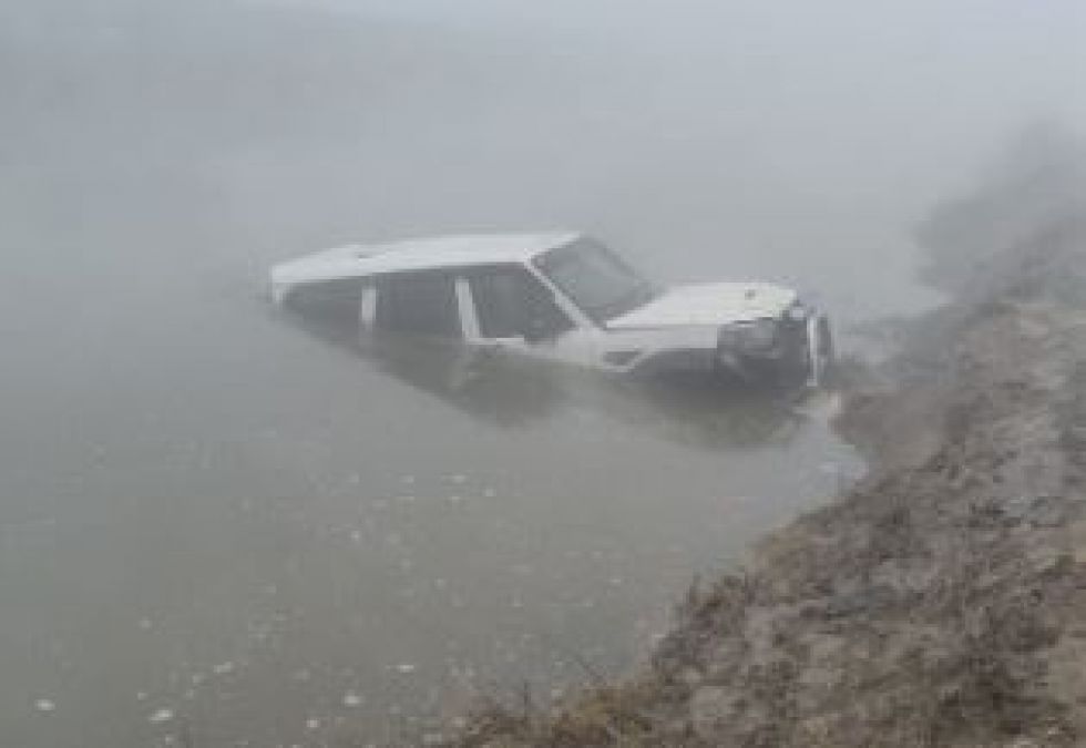 Scorpio overturned in the canal due to fog, three died four injured