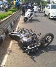 Tragic accident: Strong collision between bike and Bolero, youth's condition critical