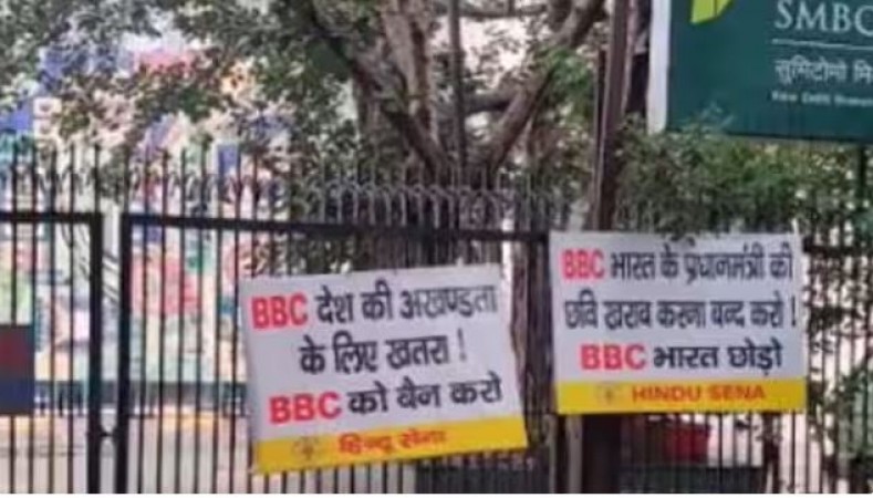 'BBC भारत छोड़ो..' दिल्ली में दफ्तर के बाहर लगे पोस्टर, बैन करने की मांग