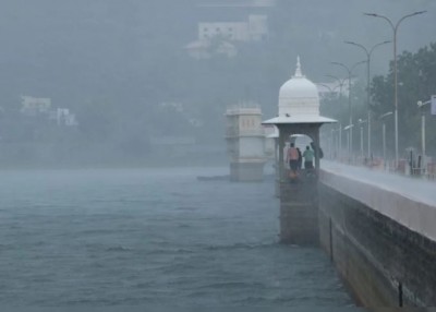 VIDEO! उदयपुर में बारिश के साथ हुई जमकर बर्फबारी, नजारा देख उड़े लोगों के होश