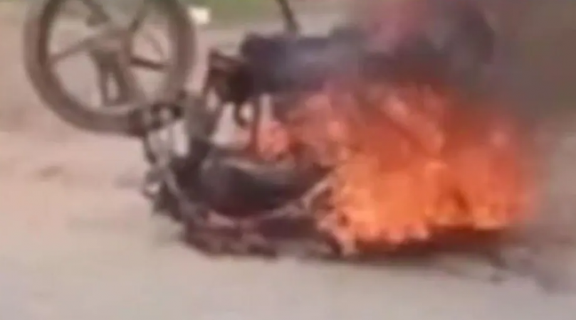 Man sets fire to his bike on middle road, you will be shocked to know the reason
