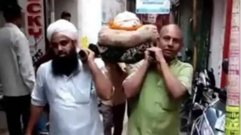 Good news amid fight for religion, Muslim family performs last rites of Hindu elderly man