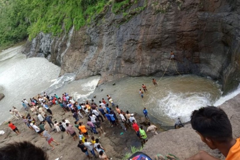 మహారాష్ట్ర: పాల్ఘర్ జిల్లాలోని జలపాతం వద్ద 5 మంది యువకులు మునిగిపోయారు