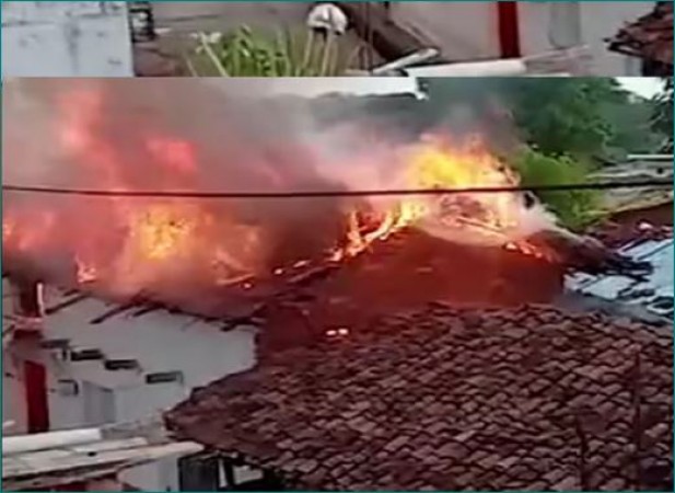 बैतूल: गैस सिलेंडर लीकेज से जलकर राख हुआ लकड़ी का घर