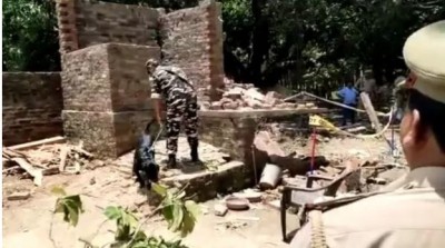 शौचालय में विस्फोट के बाद मोहम्मद आरिफ परिवार संग फरार, आस-पास के घरों में आ गई दरारें, 15 किमी तक गूंजा धमाका