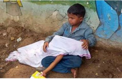2 साल के भाई का शव गोद में लेकर सड़क किनारे बैठा रहा 8 साल का मासूम, रुला देगी पूरी कहानी