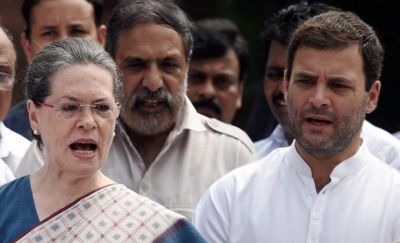 Congress, Sonia-Rahul stand in Parliament complex over political crisis in Karnataka
