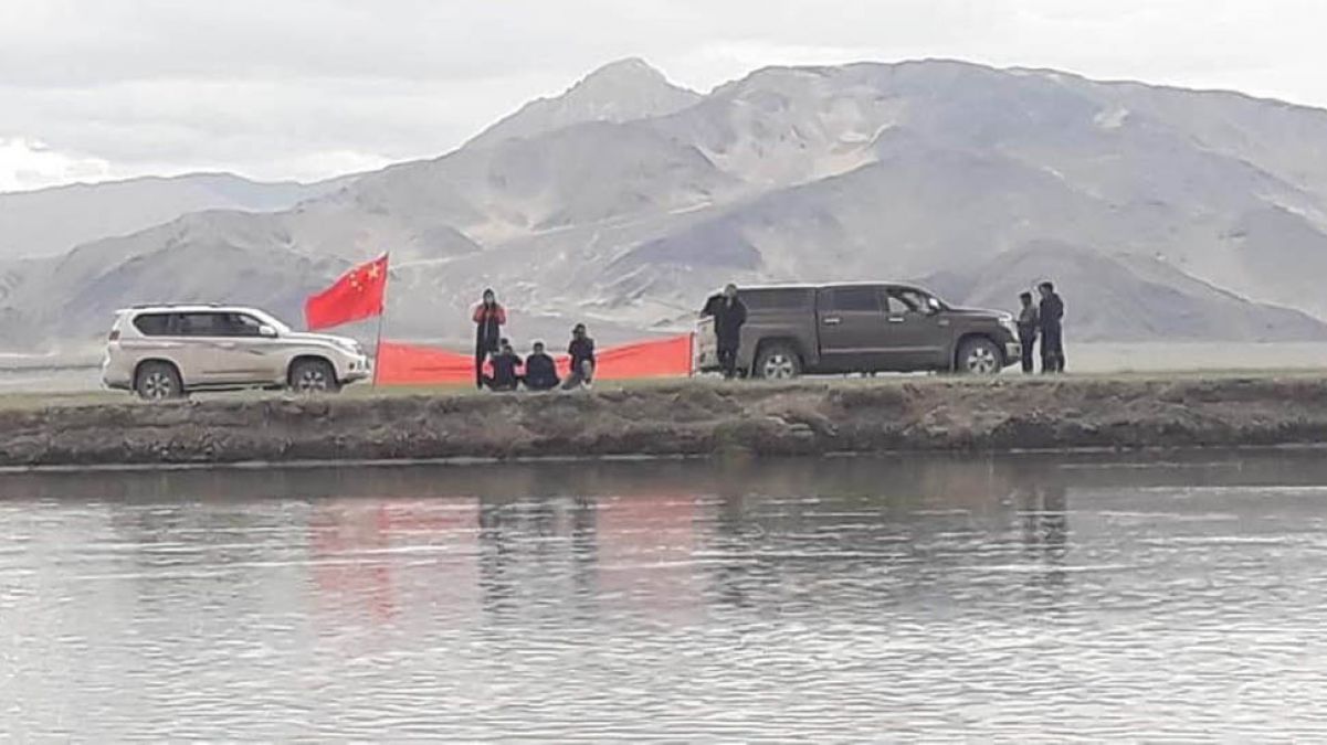 लद्दाख: फिर भारतीय सीमा में घुस आए चीनी सैनिक, झंडा लहराते तस्वीर वायरल