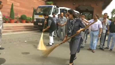 VIDEO: झाड़ू लेकर संसद पहुंची भाजपा सांसद हेमा मालिनी, करने लगी सफाई