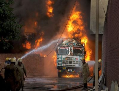 दिल्ली की रबर फैक्ट्री में लगी भीषण आग, तीन की मौत कई घायल