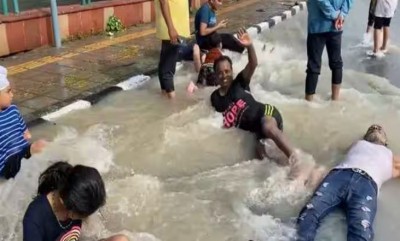 आपदा में आनंद! सीवेज के पानी में मस्ती करते दिल्ली के लोगों का Video वायरल, लोग बोले- मुफ्त मनोरंजन पार्कों की बहुत जरूरत