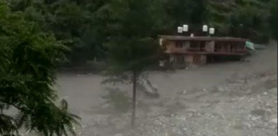 शिमला के कुमारसेन में बादल फटने से भारी तबाही, घरों में घुसा पानी