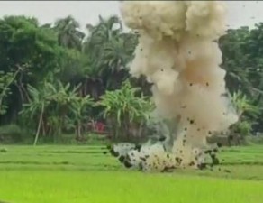 खेत में बना रहे थे बम, फटने से 2 की मौत-3 घायल