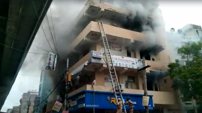 दिल्ली के न्यू अशोक नगर में लगी खतरनाक आग, दांव पर लगी कई लोगों की जान