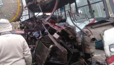 ईद मनाने जा रहे यात्रियों की बस से जा भिड़ा ट्रक, अब तक 30 की मौत, 40 जख्मी