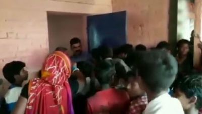 VIDEO: बिहार में बाढ़ पीड़ितों को तीन दिन से नहीं मिला खाना, आख़िरकार फूटा गुस्सा और फिर..