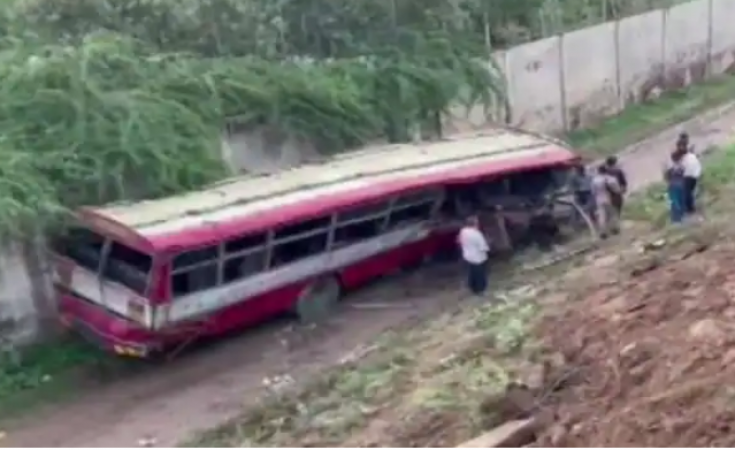 Major accident in Aligarh, speeding bus falls off flyover, 40 passengers were inside