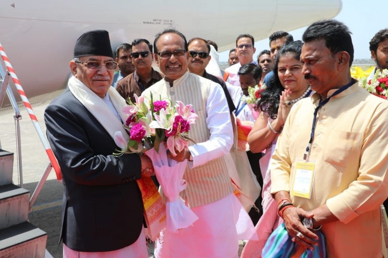 इंदौर पहुंचे नेपाल के प्रधानमंत्री प्रचंड, कलाकारों द्वारा किया गया भव्य स्वागत