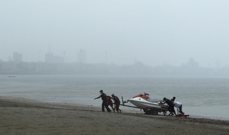 నిసార్గా తుఫాను ముంబై వైపు గంటకు 13 కిలోమీటర్ల వేగంతో కదులుతోంది