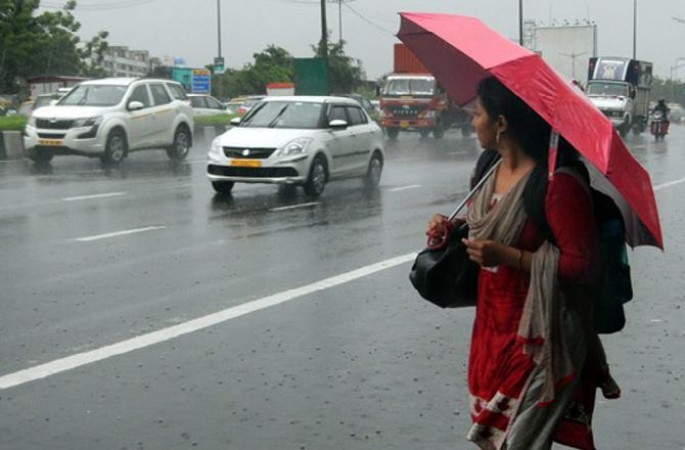 मुंबई में भारी बारिश, हिमाचल में ओले गिरने से सर्द हुआ मौसम