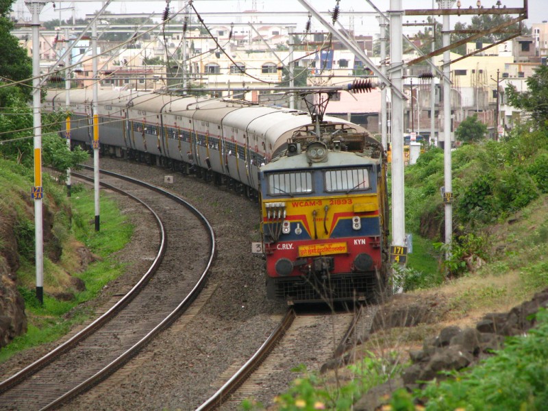 భారతీయ రైల్వే చరిత్రలో తొలిసారిగా ప్రయాణికుల కోసం ఎదురుచూస్తున్న రైళ్లు