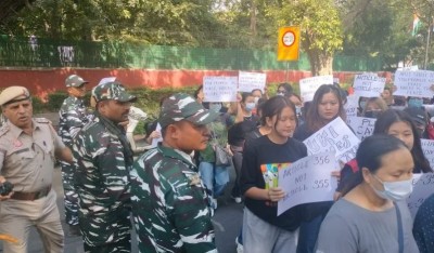Kuki community of Manipur is protesting outside Home Minister Amit Shah's house