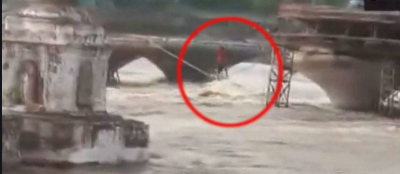 MP VIDEO: भारी बारिश से नदी में आया उफान, पुल पर सोए लोगों की रस्सी बांधकर बचाई जान