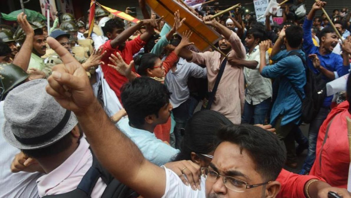 प. बंगाल में जारी है हिंसा का दौर भाजपा और टीएमसी कार्यकर्ताओं के बीच झड़प  | NewsTrack Hindi 1