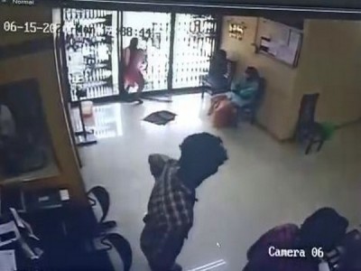 Woman hits with glass door in Kerala, dies