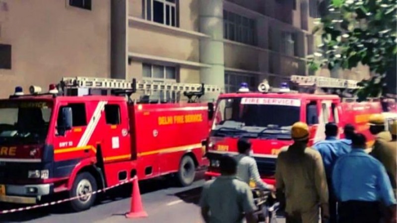 Fire breaks out in Delhi AIIMS, 10 fire dept vehicles on resque operation