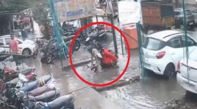 Husband and wife fall into the drain with a scooty, video going viral