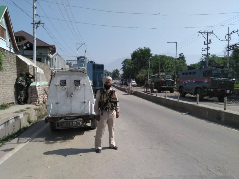 श्रीनगर एनकाउंटर में सुरक्षाबलों ने मार गिराया एक आतंकी, ऑपरेशन  जारी