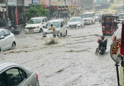 इंदौर में हुई जोरदार बारिश, जलमग्न हुई सड़कें