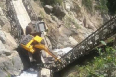 चीन सीमा को जोड़ने वाली सड़क पर सेनर गाड़ का पुल टूटा
