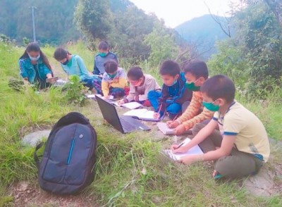 ऑनलाइन पढ़ाई के कारण सिग्नल ढूंढते-ढूंढते जंगल में पहुंचे बच्चे